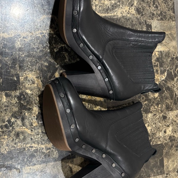 UGG Carberry Black Leather Studded Platform Heel Chunky Boots US11/EUR42 EUC - Picture 3 of 9